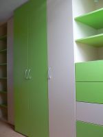 Zelenobílá skříň na míru do dětského pokoje