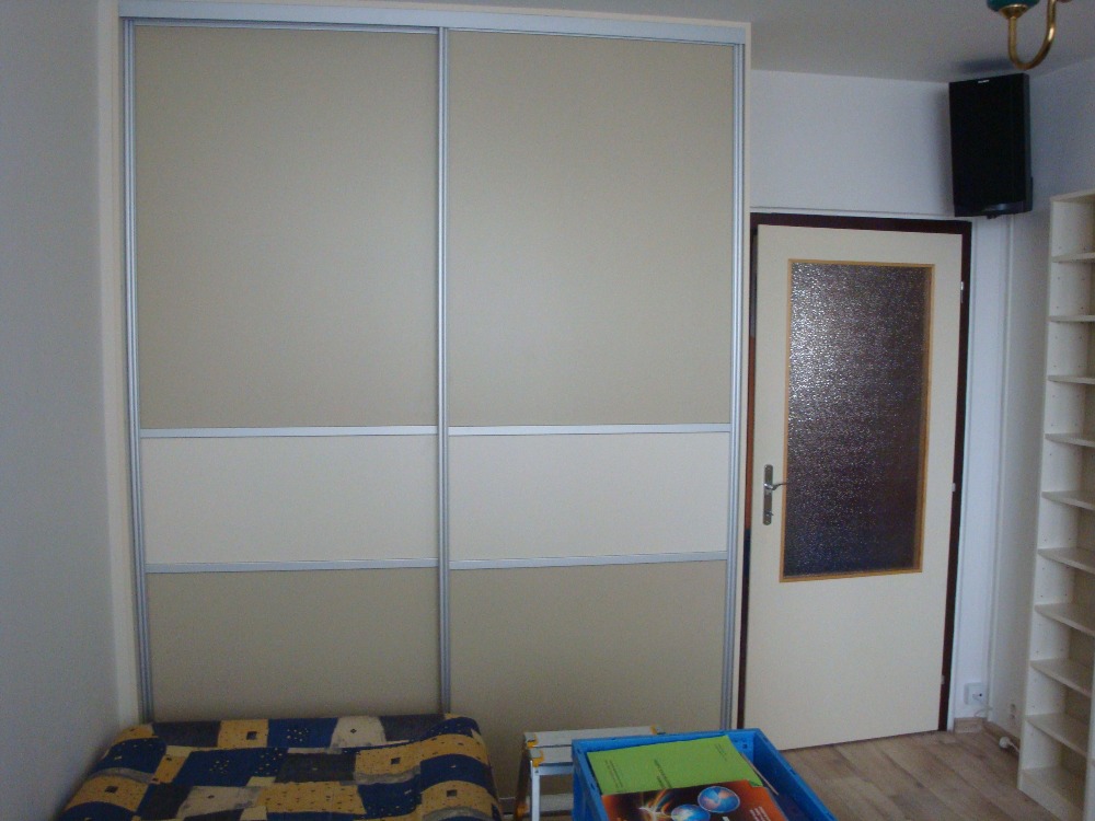 Šatní skříň v krémové barvě v dětském pokoji