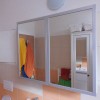 úzká koupelnová skříňka se zrcadly a rámováním