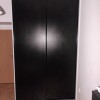 černá skříň s posuvnými dveřmi do výklenku