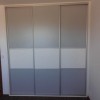 šedo-bílá vestavěná skříň s posuvnými dveřmi