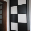černobílá vestavěná skříň s šachovým motivem