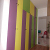 trojbarevná vestavěná skříň s otevíracími dveřmi - zelená, fialová, žlutá