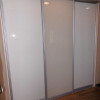 velká lesklá vestavěná skříň s posuvnými dveřmi ve dvoubarevném provedení