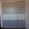 šedo-bílá vestavěná skříň s posuvnými dveřmi