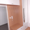 vestavěný systém skříně s křídlovými dveřmi se zrcadlem, šuplíky, věšákem a horní skříňkou s odklopnými dveřmi