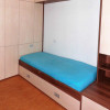 kontrastní postel s úložnými prostory