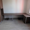 Rohový psací stůl zabudovaný ve skříni