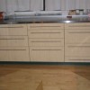 kuchyňská skříňka s madly v různé výšce