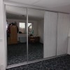 Čtyřdílná skříň se dvěma zrcadly a posuvnými dveřmi do ložnice