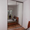 skříň se zrcadly na posuvných dveřích integrovaná do výklenku ve zdi