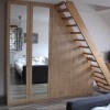 šatní skříň zkombinovaná s dřevěným schodištěm