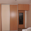 vestavěná skříň s prodlouženým horním dílem nad dveřmi malé ložnice