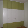 zelená šatní skříň v dětském pokoji s bílým pruhem na míru