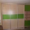 vestavěná skříň v kombinaci zelené barvy a dekoru dřeva