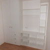 bílá šatní skříň s knihovnou a prostorem na hračky do dětského pokoje