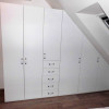 bílá podkrovní vestavěná skříň s otevíracími dveřmi