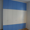 modrá šatní skříň v dětském pokoji s bílým pruhem