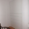 bílá skříňka kombinovaná s otevíracími dveřmi a mnoha šuplíky