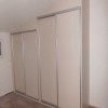 Světlé řešení skříně do podkroví s dvěma páry posuvných dveří