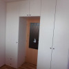 klasická bílá volně stojící skříň v předsíni s otevíracími dveřmi