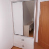Nízká skříň se zásuvkami, posuvnými dveřmi a zrcadlovou výplní