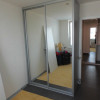 kompaktní volně stojící zrcadlová skříň s posuvnými dveřmi